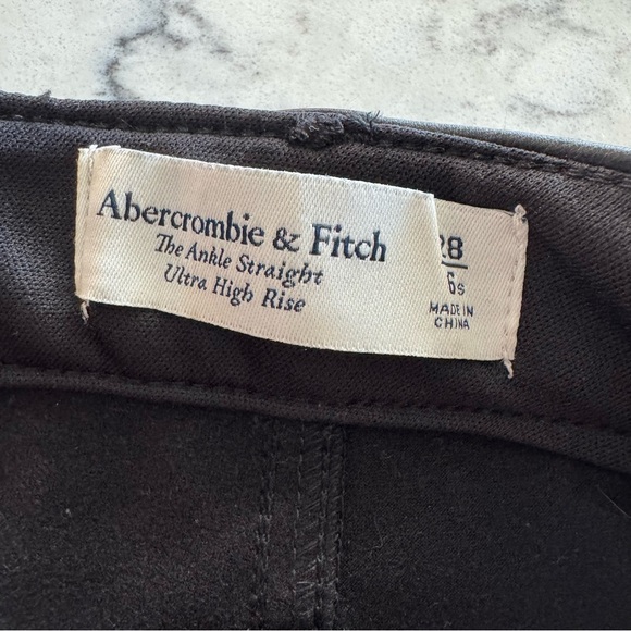 Abercrombie & Fitch - The Ankle Straight Ultra High Rise - Vegan Leather - Black - Picture 8 of 10